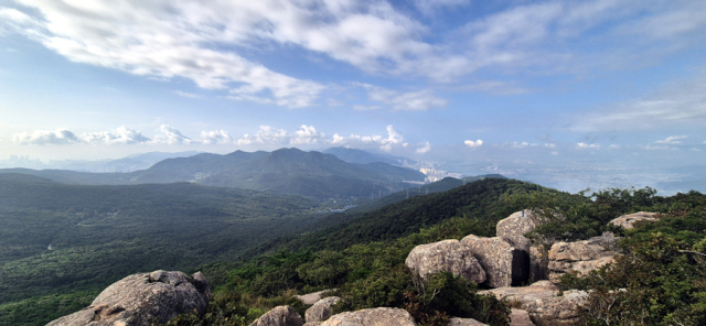 고당봉을 앞두고 미륵봉에 닿았다. 저 멀리 파리봉 능선이 보인다.