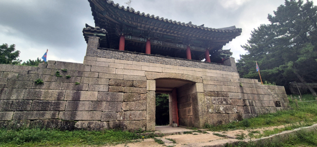 신라시대 성문 축조 방법이 쓰였다는 주장이 나오는 남문.