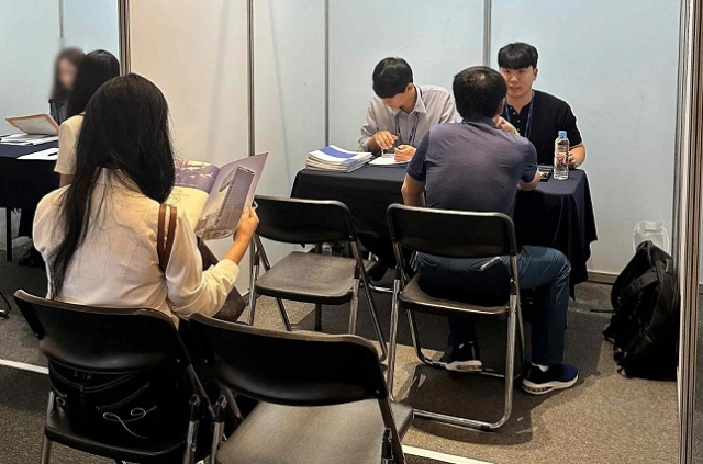 코레일유통 경인본부는 9월 11일 서울 여의도 FKI타워 컨퍼런스센터에서 열린 ‘2025 희망 업 취업박람회’에 참가해 구직자들에게 채용설명회를 실시했다. 코레일유통 제공