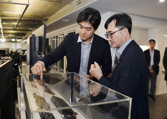 임기근 기획재정부 차관이 9월 11일 오후 경기도 판교의 리벨리온을 방문해 신성규 리벨리온 부사장으로부터 신경망 처리장치(NPU) 설명을 듣고 있다. 기재부 제공