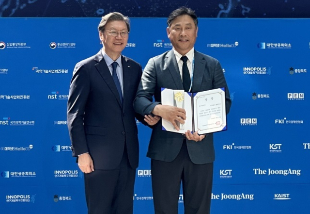 2025 혁신창업국가 대한민국 국제포럼' 한국경제인협회 회장상을 수상한 솔리비스 신동욱 대표(오른쪽) 솔리비스 제공