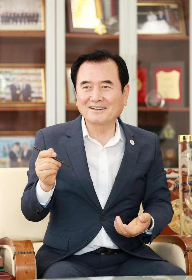 서춘수 전 함양군수. 부산일보 DB