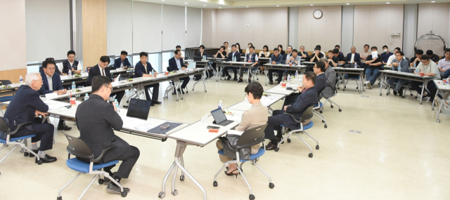 경남해상산업노동조합이 전국해상선원노련, (사)한국연근해어선외국인선원관리협회와 공동 주관한 ‘어선원 산재 보상 및 직업병 인정 확대 개선을 위한 컨퍼런스’가 11일 부산시 중구 한국선원센터에서 열렸다. 경남해상산업노조 제공