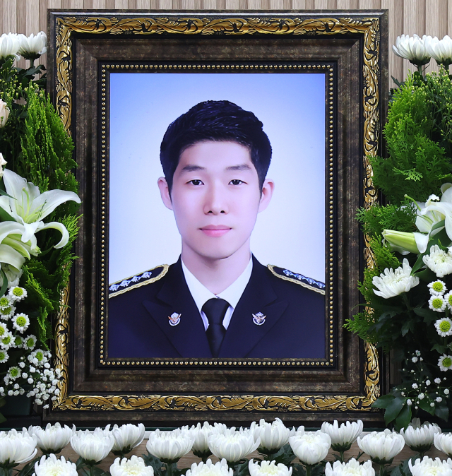 11일 인천 동구의 한 장례식장에 갯벌 고립 노인에 구명조끼 벗어주고 숨진 해경 고(故) 이재석 경사 빈소가 마련되어 있다. 이 경사는 이날 오전 3시 30분께 인천 옹진군 영흥도 갯벌에서 70대 A씨가 고립됐다는 신고를 받고 현장에 투입돼 구조 작업 중 실종됐다. 연합뉴스