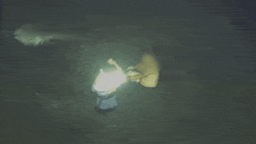 부력조끼 벗어주는 고 이재석 경사. 인천해양경찰서 제공