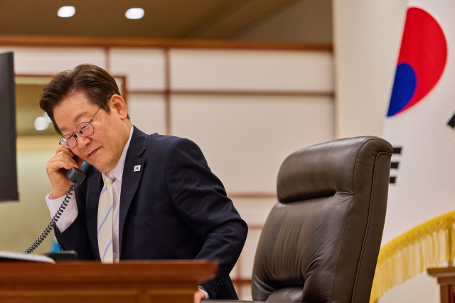 이재명 대통령이 11일 서울 용산 대통령실에서 에마뉘엘 마크롱 프랑스 대통령과 통화하고 있다. 연합뉴스