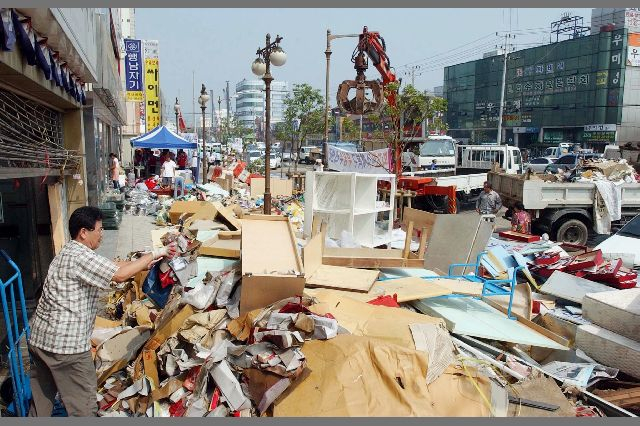 2003년 11월 태풍 매미 피해 경남 마산 남성동 복구작업 마산 태풍피해 복구 현장. 부산일보DB