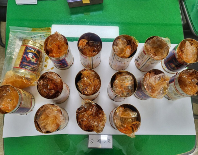 올해 5월 인천국제공항으로 들어온 국제우편물에서 적발한 12억 원 상당 신종 마약 야바. 양념 소스 통조림 안에 마약을 은닉했다. 부산지검 제공