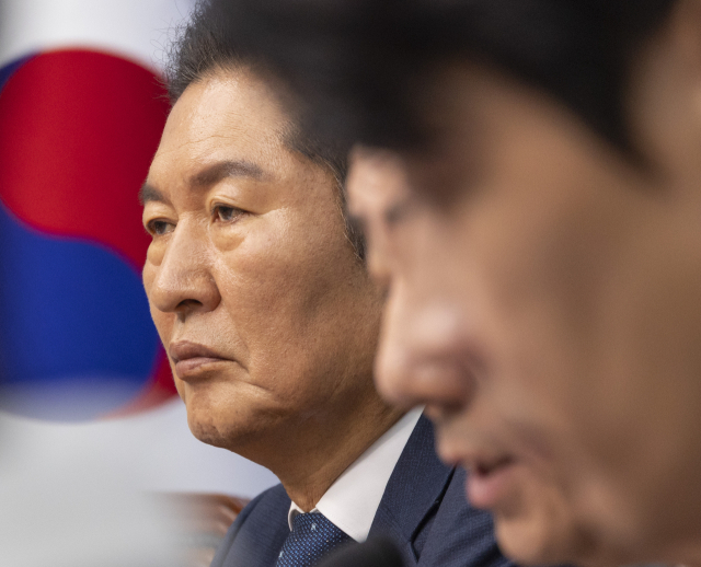 더불어민주당 정청래 대표가 12일 국회에서 열린 최고위원회의에서 김병기 원내대표의 발언을 듣고 있다. 연합뉴스