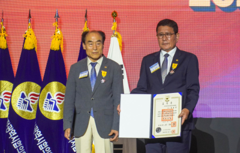 바르게살기운동 부산광역시 연제구협의회 김용갑 회장(왼쪽)이 11일 ‘2025년 바르게살기운동 전국회원대회’에서 대통령 국민포장을 수상한 후 포즈를 취하고 있다.