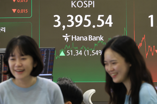 개장하자마자 사상 최고치를 갈아치운 코스피가 장중 거듭 최고 기록을 경신한 12일 서울 중구 하나은행 본점에서 직원들이 증시와 환율을 모니터 하고 있다. 이날 코스피는 전장보다 51.34포인트(1.54%) 오른 3,395.54로 거래를 마쳤다. 전날 세운 종가 기준 사상 최고치(3,344.20)를 큰 폭으로 갈아치운 것이다. 연합뉴스