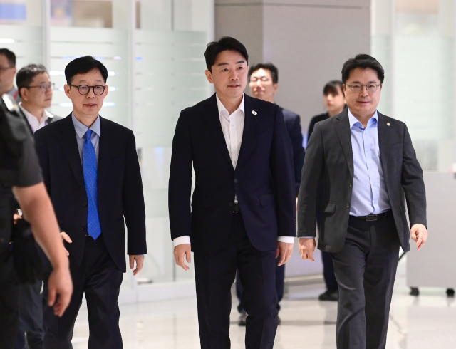 미국 이민당국에 의해 조지아주에 구금됐던 한국인 근로자들이 귀국한 12일 인천국제공항 제2여객터미널 입국장에서 박윤주 외교부 1차관(왼쪽부터), 강훈식 대통령 비서실장, 문신학 산업통상자원부 1차관이 브리핑을 위해 이동하고 있다. 연합뉴스