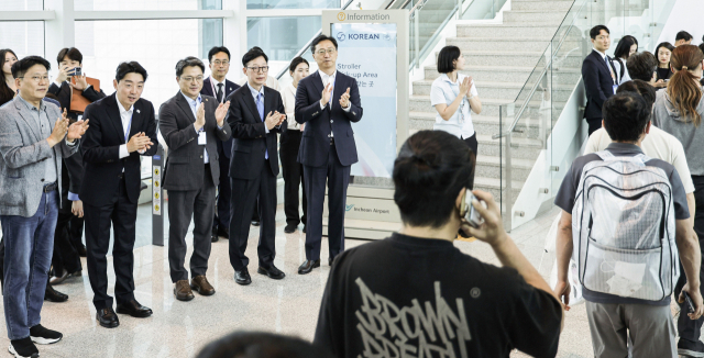 강훈식 대통령 비서실장이 12일 인천국제공항 제2터미널에서 미국 이민당국에 의해 조지아주에 구금됐던 한국인 근로자들을 맞이하고 있다. 연합뉴스