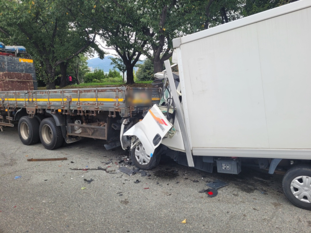 부산 사상구 강변대로에서 1t 트럭이 갓길에 주차돼 있던 6.5t 트럭 뒤를 들이받았다. 부산 사상경찰서 제공