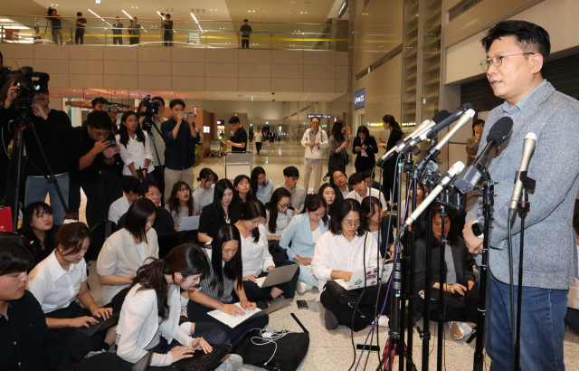 미국 이민당국에 의해 조지아주에 구금됐던 한국인 근로자들과 함께 귀국한 김동명 LG에너지솔루션 사장이 12일 인천국제공항 제2터미널 입국장에서 취재진 질문에 답하고 있다. 연합뉴스