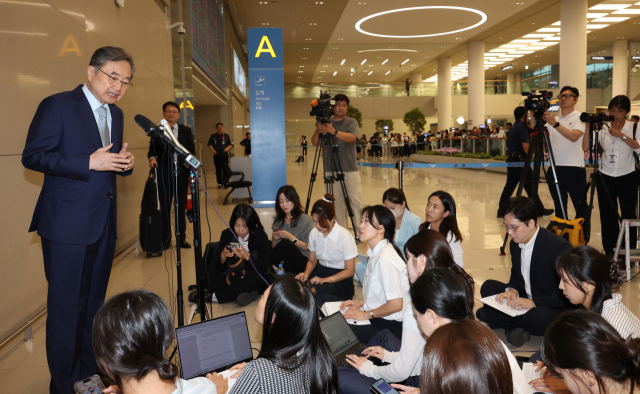 구금 한국인 석방 문제 협의를 위해 미국을 방문했던 조현 외교부 장관이 12일 인천국제공항 제2여객터미널을 통해 입국, 취재진 질문에 답하고 있다. 연합뉴스
