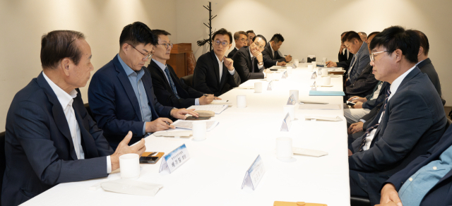 전재수(왼쪽 테이블 왼쪽 네 번째) 해양수산부 장관은 12일 서울에서 한국수산회 등 13개 수산 유관 단체장을 만나 수산업 현안사항 및 발전방안을 논의하는 간담회를 가졌다. 해수부 제공