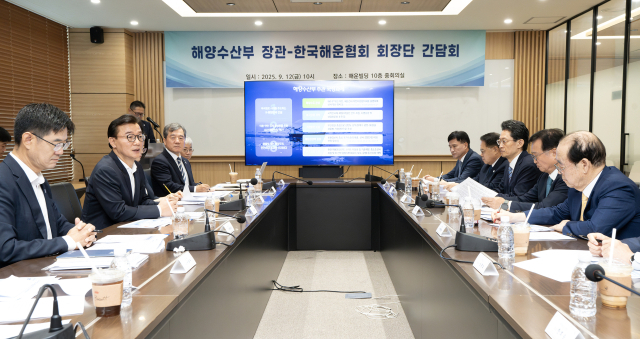 전재수(왼쪽 두 번째) 해양수산부 장관은 12일 해운빌딩(서울)에서 선사 대표 10명으로 구성된 한국해운협회 회장단을 만나 해운업계의 애로사항과 의견을 청취했다. 해수부 제공