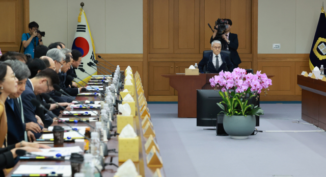 천대엽 법원행정처장이 12일 서울 서초구 대법원에서 열린 전국법원장회의 임시회의를 주재하고 있다. 연합뉴스