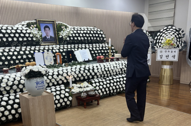 전재수 해양수산부 장관이 12일 인천 영흥도 꽃섬 인근에서 구조활동 중 순직한 고(故) 이재석 경사를 애도하기 위해 장례식장을 찾아 조문하고 있다. 해수부 제공