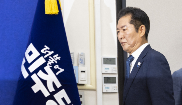 더불어민주당 정청래 대표가 지난 12일 국회에서 열린 최고위원회의에 입장하고 있다. 연합뉴스