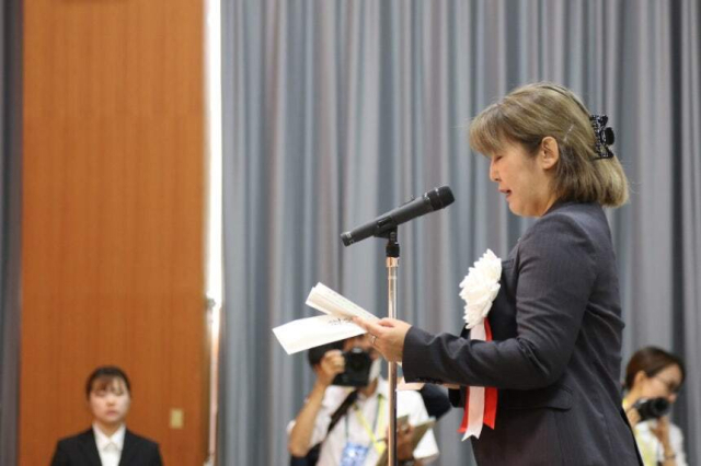 오카노 유키코 일본 외무성 국제문화교류심의관이 13일 사도섬에서 열린 '사도광산 추도식'에서 추도사를 읽고 있다. 연합뉴스