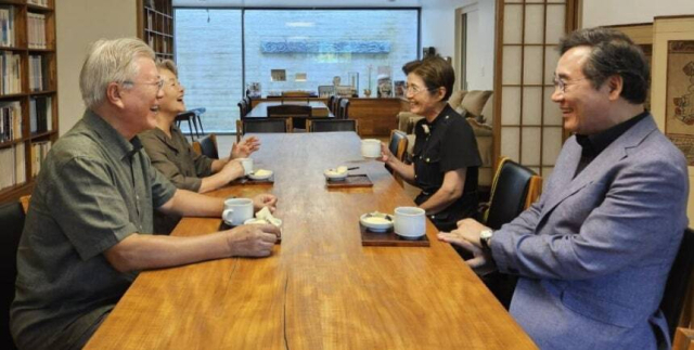 문재인 전 대통령 부부와 이낙연 새미래민주당 상임고문 부부가 활짝 웃으며 차담을 하고 있다. 이낙연 페이스북 캡처