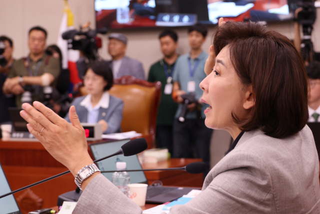 지난 10일 서울 여의도 국회에서 열린 법제사법위원회 전체회의에서 국민의힘 나경원 의원이 검찰개혁 입법청문회 관련 의사진행에 대해 항의하고 있다. 연합뉴스