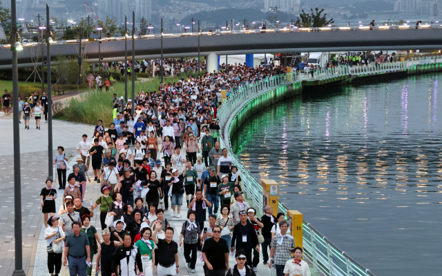 걷기대회 참가자들이 부산 동구 북항친수공원 경관수로를 따라 걷고 있다. 정종회 기자 jjh@