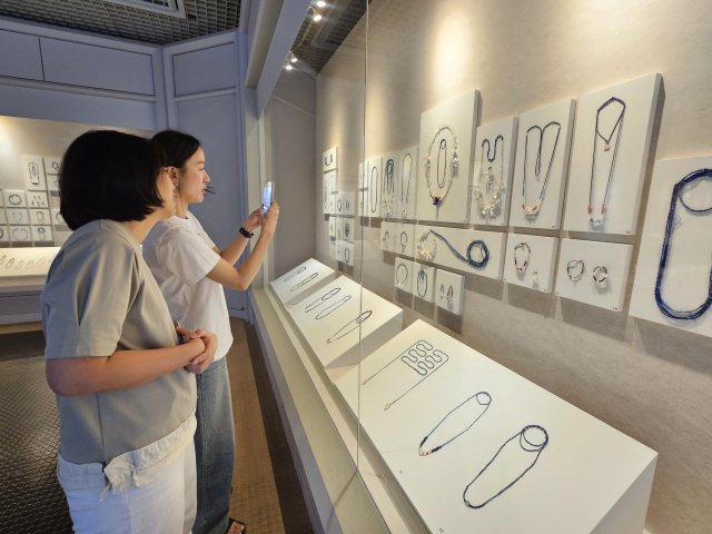 복천박물관 유리구슬 특별전을 관람하는 시민들. 김효정 기자