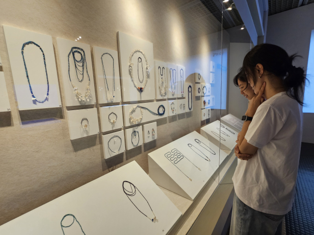 복천박물관 유리구슬 특별전을 관람하는 시민들. 김효정 기자