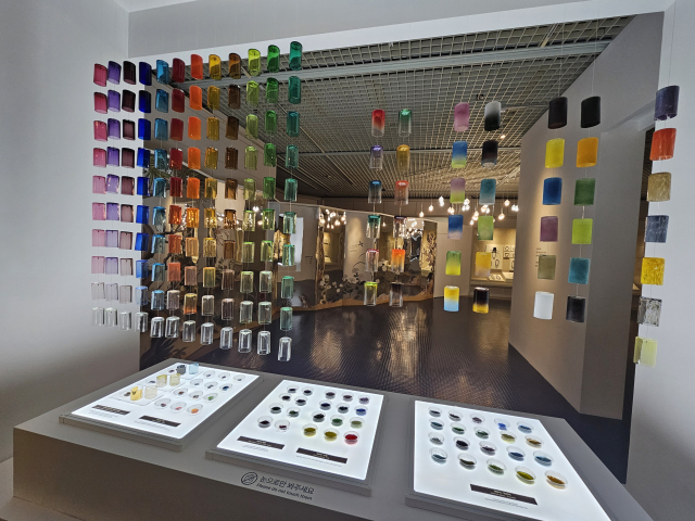 전시 첫머리에서 만나는 김헌철 유리 공예가의 작품. 유리에 대한 기본적인 정보를 알려준다. 김효정 기자