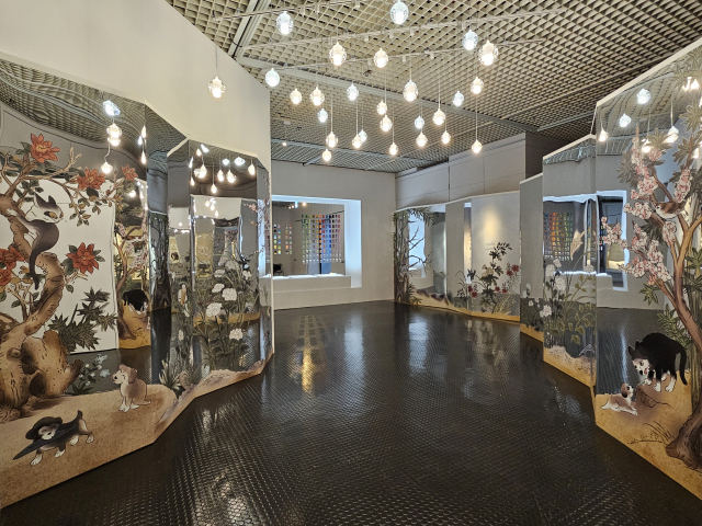 전시 마지막은 화조영모도 거울 병풍을 활용한 포토존이 마련되어 있다. 김효정 기자