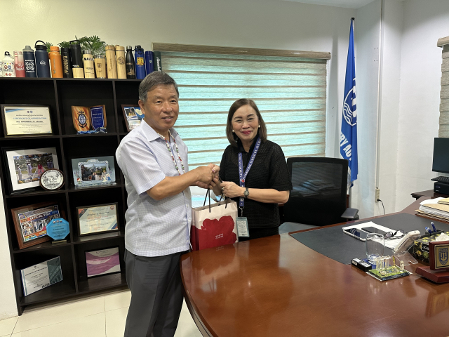 지난 10일(현지 시간) 필리핀 세부 조선해양수산항만청(MARINA) 세부지방청에서 하명신 국립부경대 대외부총장과 아나벨 라고스 MARINA 세부지방청장이 악수를 하고 있다. 국립부경대 제공