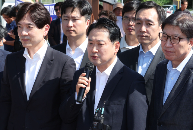 국민의힘 장동혁 대표가 14일 오후 부산 강서구 가덕신공항 예정지가 보이는 대항전망대에서 신공항 관련 보고를 받은 후 발언하고 있다. 정종회 기자 jjh@