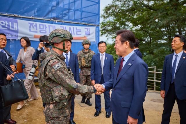 이재명 대통령이 12일 강원도 화천 7사단에서 군 관계자와 인사하고 있다. 연합뉴스