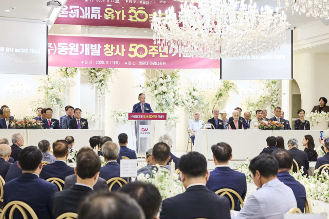 지난 11일 부산 해운대구 마리나동원 연회장에서 열린 동원개발 창사 50주년 기념식에서 장복만 회장이 기념사를 하고 있다. 동원개발 제공