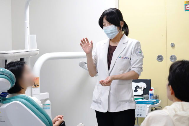 부산대치과병원 옥수민 구강내과 교수는 “암 치료 중 발생하는 다양한 구강 내 부작용은 단순한 불편함 뿐만 아니라 치료 지속성과 생존율에까지 영향을 줄 수 있다”고 지적했다. 부산대치과병원 제공