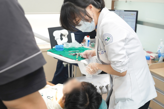 부산대치과병원 옥수민 구강내과 교수는 “암 치료 중 발생하는 다양한 구강 내 부작용은 단순한 불편함 뿐만 아니라 치료 지속성과 생존율에까지 영향을 줄 수 있다”고 지적했다. 부산대치과병원 제공