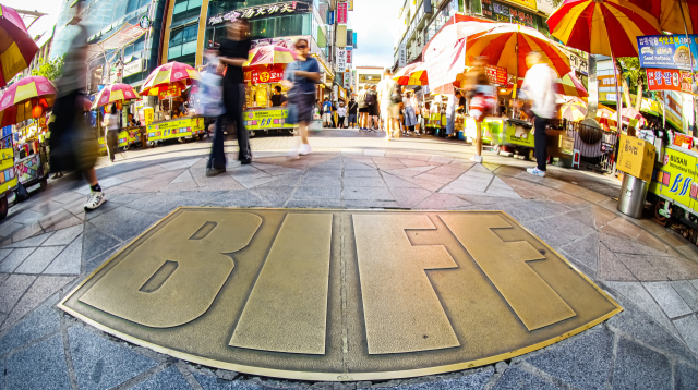부산 중구 남포동 극장가에서 시작한 부산국제영화제가 시민의 사랑 속에 성장해 어느덧 30회를 맞았다. 영화제의 중심은 해운대구 센텀시티로 넘어갔지만, 관객이 주도하는 ‘커뮤니티비프’ 행사 등은 남포동에서 열린다. 김종진 기자 kjj1761@