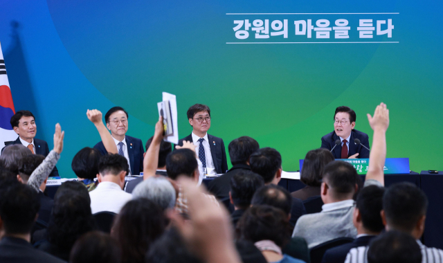 이재명 대통령이 12일 강원도 춘천시 강원창작개발센터에서 열린 지역 토론회 '강원의 마음을 듣다' 타운홀 미팅에서 참석자 질문을 받고 있다. 연합뉴스