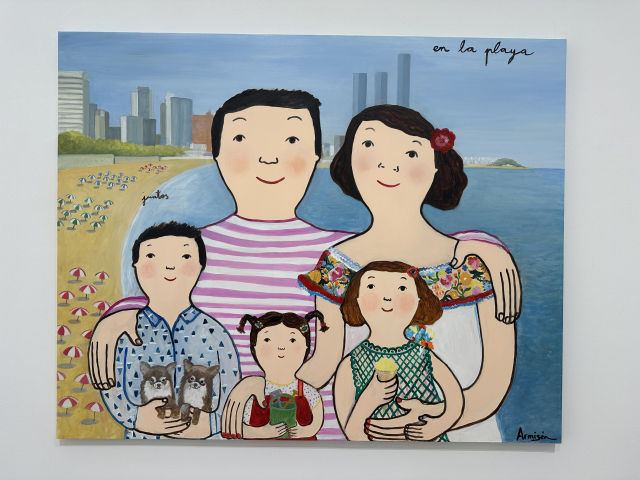 부산 해운대구 소울아트스페이스에서 만날 수 있는 스페인 화가 에바 알머슨의 작품 'At the beach'(2023). 이 작품 속 풍경은 해운대 해변이다. 김은영 기자 key66@