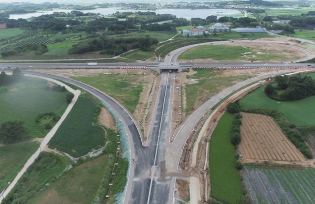 새만금과 전주를 잇는 새로운 고속도로인 새만금-전주 고속도로. 현재 공정률이 97%다. 한국도로공사 제공