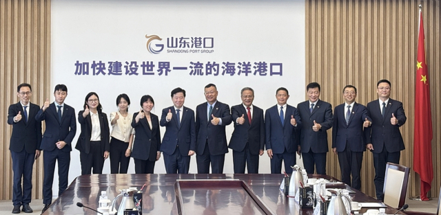 이경규 인천항만공사(IPA) 사장이 산둥성항무그룹 리펑리 총경리와 기념사진을 촬영하고 있다. IPA 제공