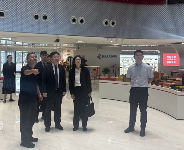 이경규 인천항만공사(IPA) 사장이 칭다오자유무역구 한중일 소비자 전자상거래 체험센터 현장을 견학하고 있다. IPA 제공