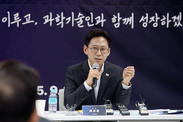 배경훈 과학기술정보통신부 장관이 지난 12일 오후 서울 종로구 HJ비즈니스센터에서 열린 '과학기술정보통신부 기자간담회'에서 '과학기술 인공지능(AI) 정책 청사진' 을 발표하고 있다. 과기정통부 제공