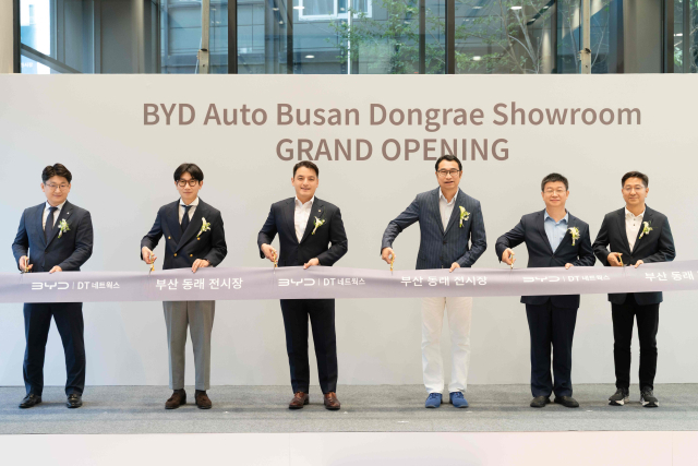 지난 10일 가진 BYD코리아 부산 동래전시장·서비스센터 오픈식에서 관계자들이 테이프 커팅을 하고 있다. BYD코리아 제공
