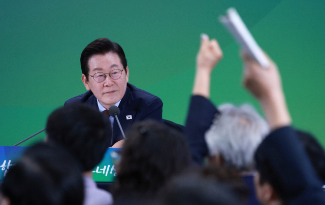 이재명 대통령이 12일 강원도 춘천시 강원창작개발센터에서 열린 지역 토론회 '강원의 마음을 듣다' 타운홀 미팅에서 질문을 받고 있다. 연합뉴스