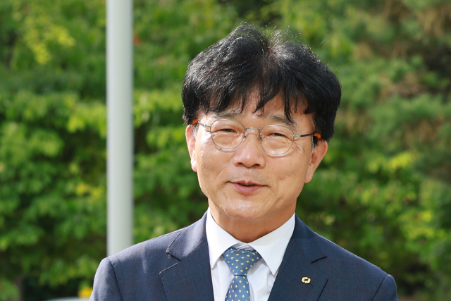 박상진 한국산업은행 회장이 15일 서울 영등포구 여의도 산은 본점으로 출근하며 기자 질문에 답하고 있다. 연합뉴스