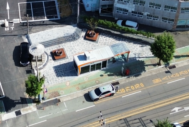 고성군 고성읍 성내리 170번지(옛 학우사)에 농어촌버스 승객을 위한 스마트쉼터를 마련했다. 쉼터는 냉난방 기능을 비롯해 버스정보안내기, 온열 의자, 공기청정기 등 다양한 편의시설을 갖췄다. 고성군 제공